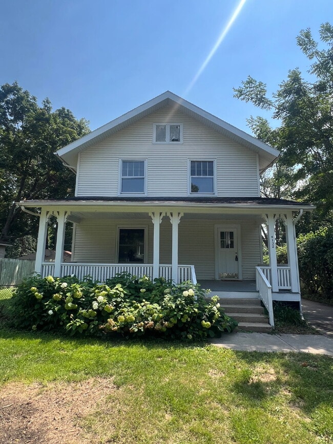 Building Photo - 3 bedroom / 2 bathroom home with Fenced Ba...