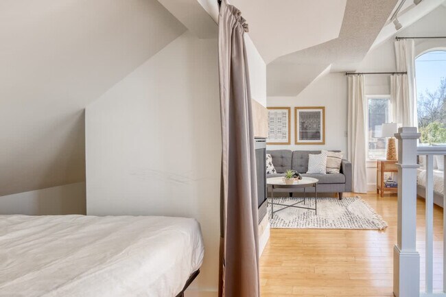 Building Photo - 915 SE 29th Ave Unit ID1309869P Rental