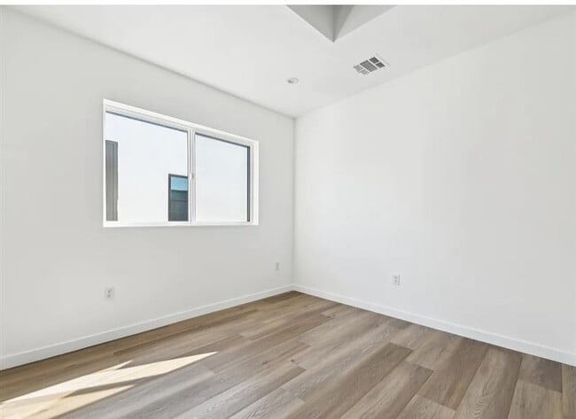 2919-2923 S Burnside Ave