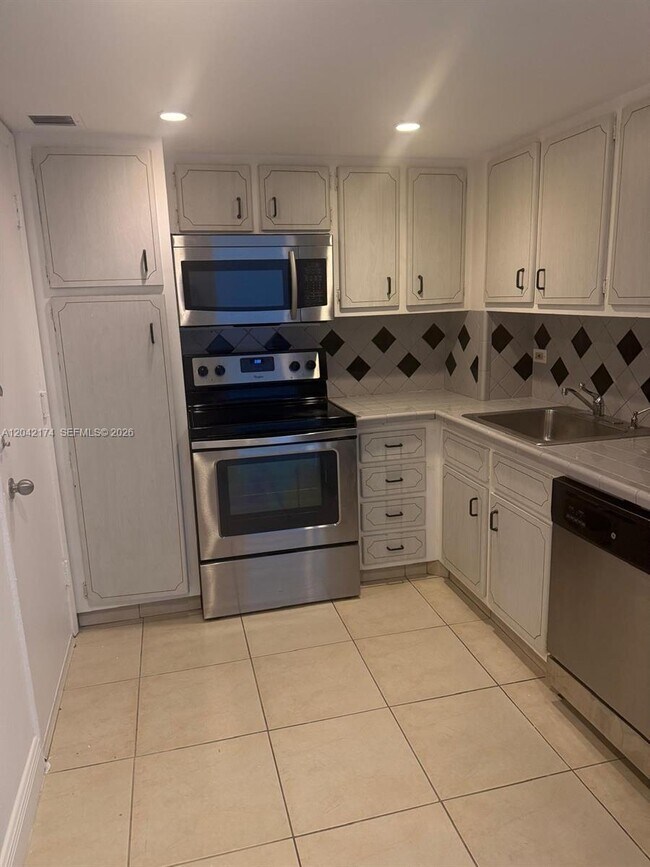 Photo - 5005 Collins Ave Unit 1104