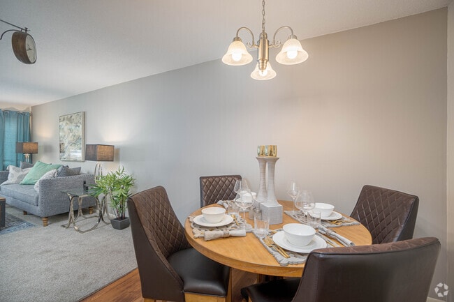 Classic 1BR,1BA - 700SF - Dining
