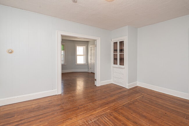 Building Photo - 1592 Corbin Ave Unit 2