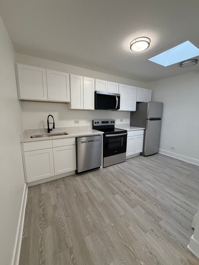 Photo - 7200 N Claremont Ave