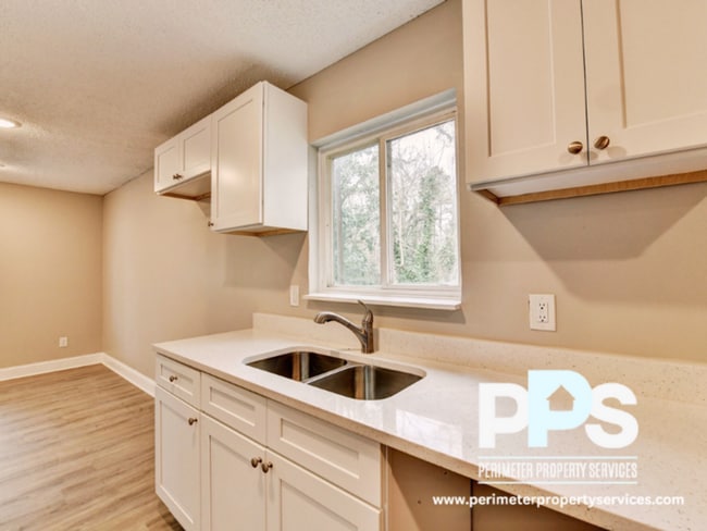 Photo - 390 W Lake Ave NW