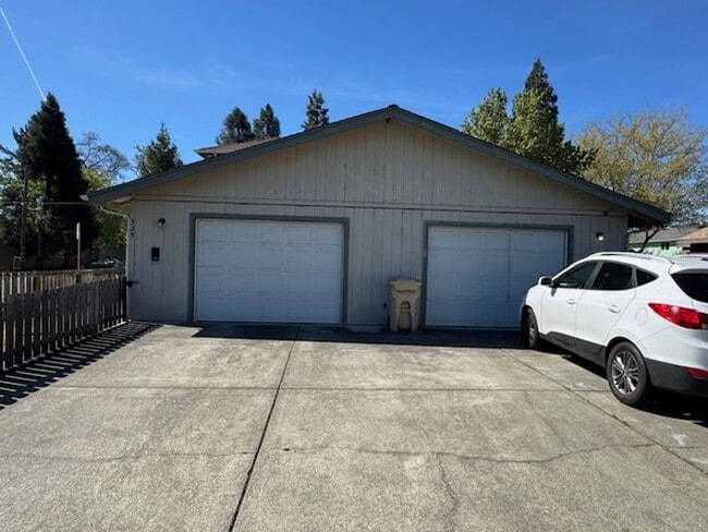 Photo - 323-325 SE K Unit 325