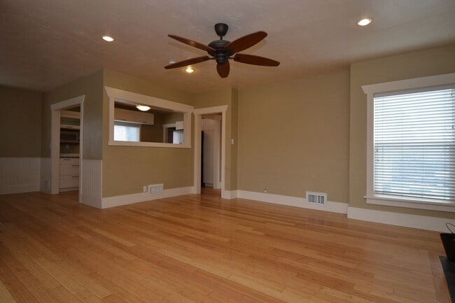 Photo - Charming 4 bed 2 bath cottage style home for rent!