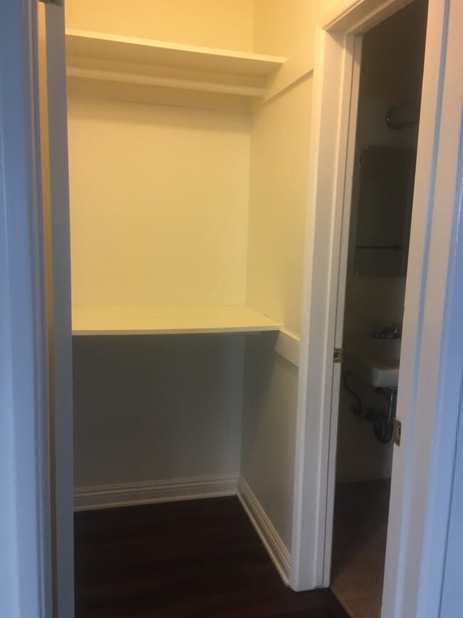 Armario - 545 W Doran St Unidad D