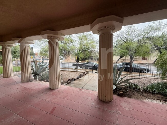 Photo - 324 S 6th Ave