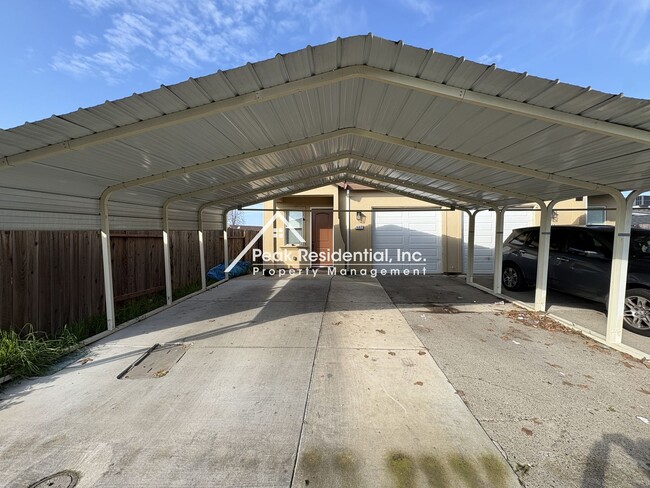 Building Photo - A Very Nice 3bd/1ba Sacramento Duplex with 1-Car Garage