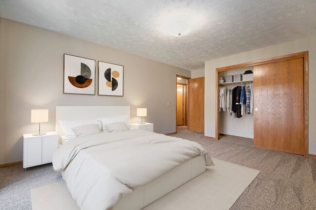 Omaha, NE Woodland Pines Apartments | Bedroom