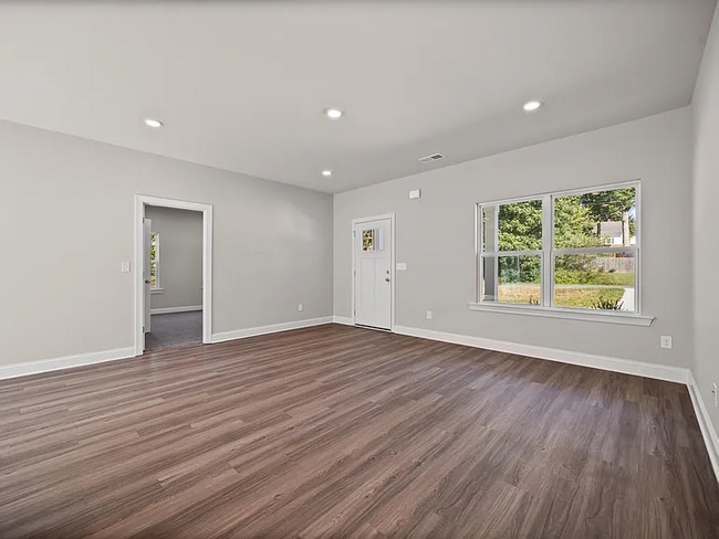 Photo - 305 Walker St