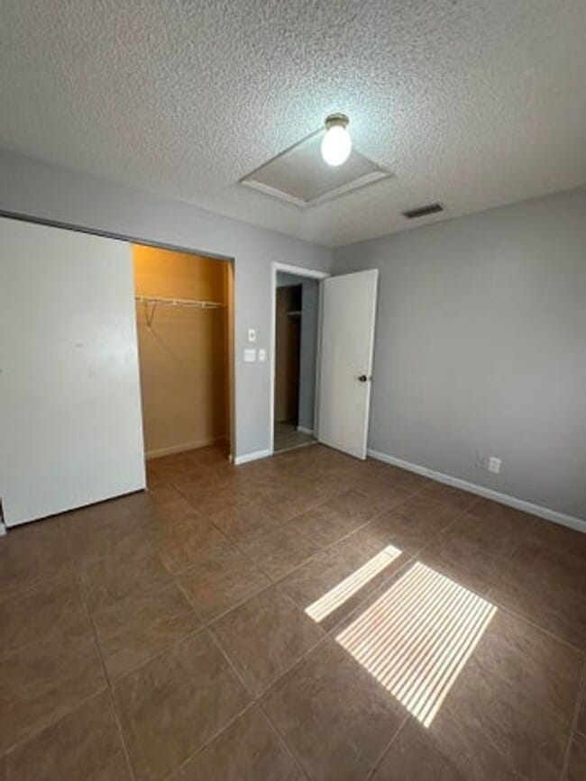 Photo - 641 W 9th St
