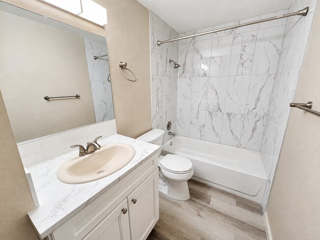 Photo - 8422 N Mayfair St Unidad 3