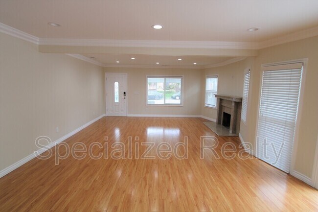 Photo - 604 W Lexington Dr