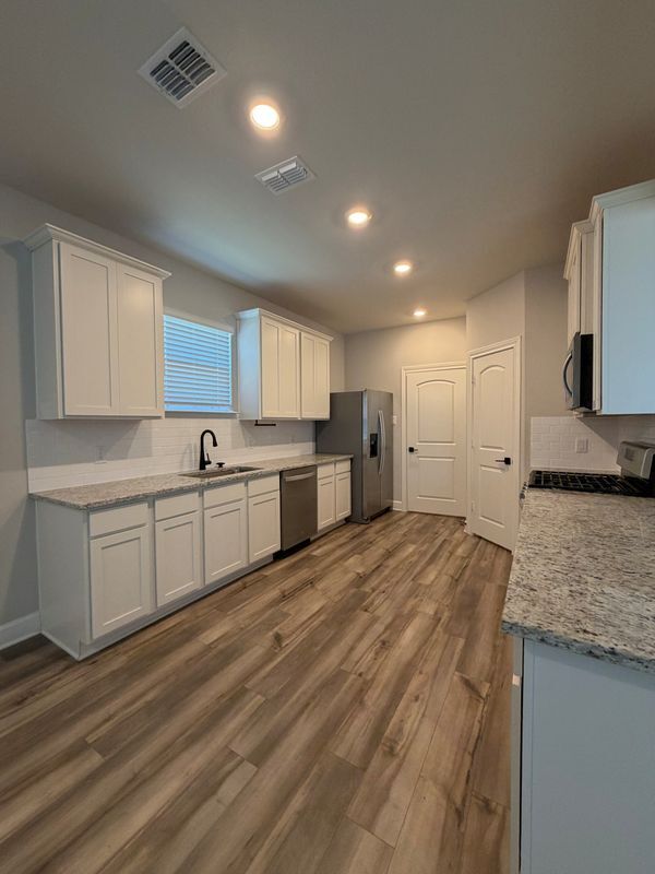 Photo - 925 Emerson Dr