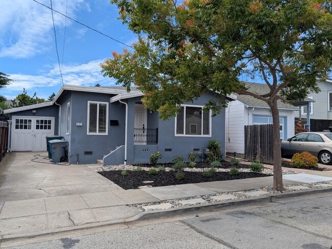 Building Photo - 533 Oak Ave