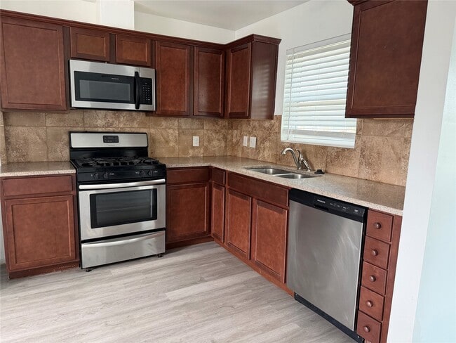 Photo - 738 Arvana St