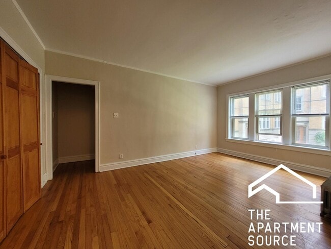 Building Photo - 910 Reba Pl Unit 2N