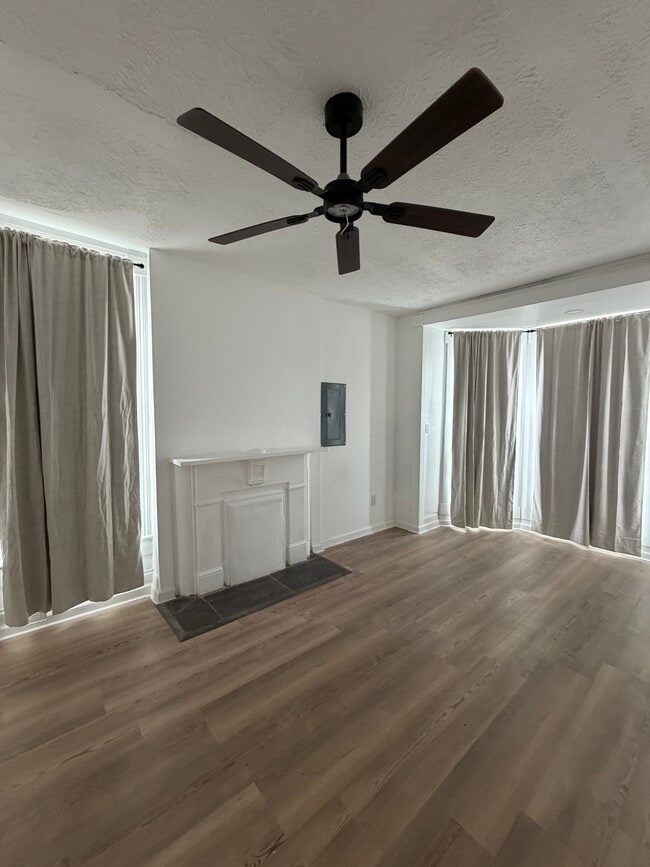 Building Photo - 124 W College St Unit 3