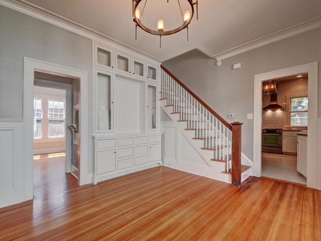 1203 W 22nd 1/2 St