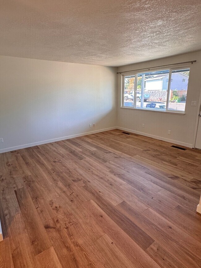 Beautiful Home with LARGE Fenced Yard is R... House Rental in Canby