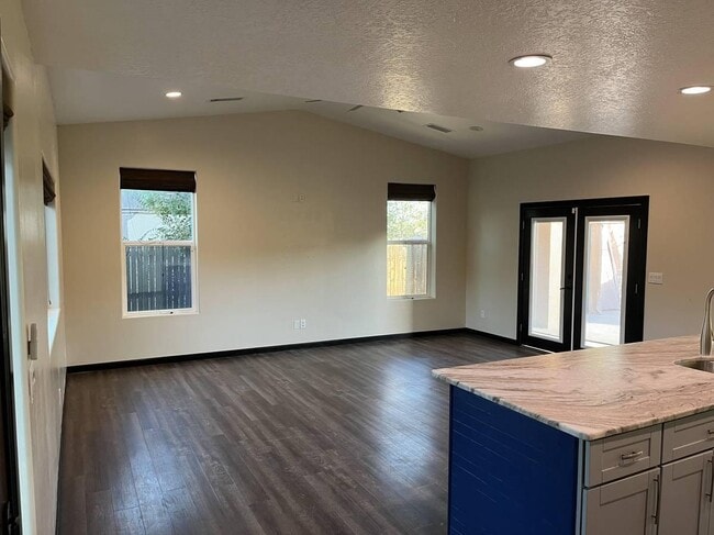 Photo - 220 Roehl Rd NW