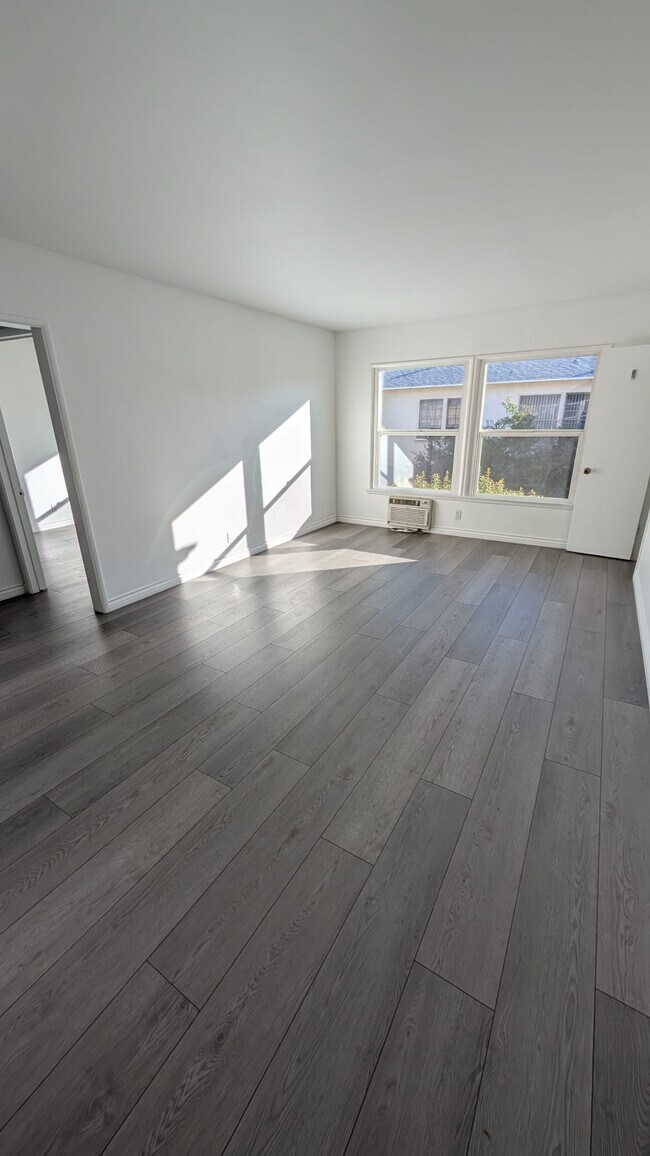 Photo - 5750 Whitsett Ave Unidad 5