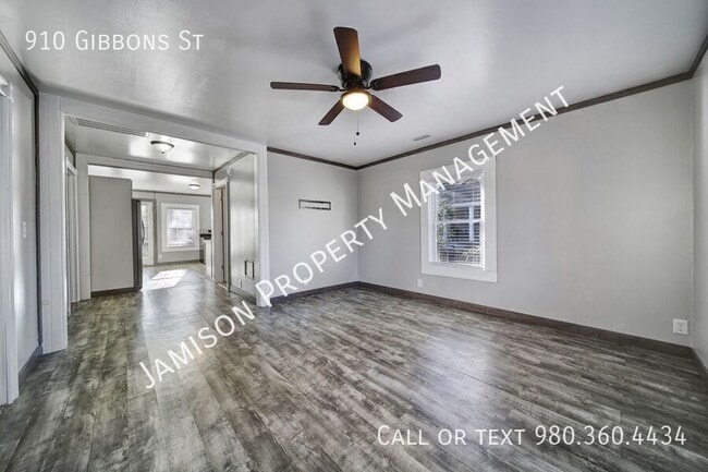 Photo - 910 Gibbons St