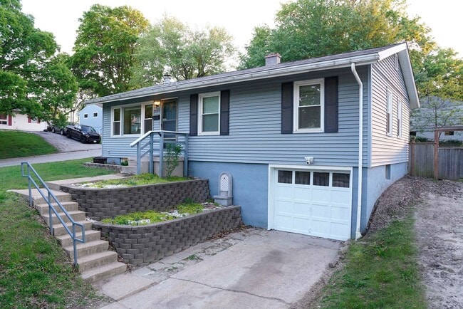 Building Photo - AVAILABLE NOW - Fully Updated 4 Bed / 2 Bath in Gladstone – Open Floor Plan + Large Fenced Yard!