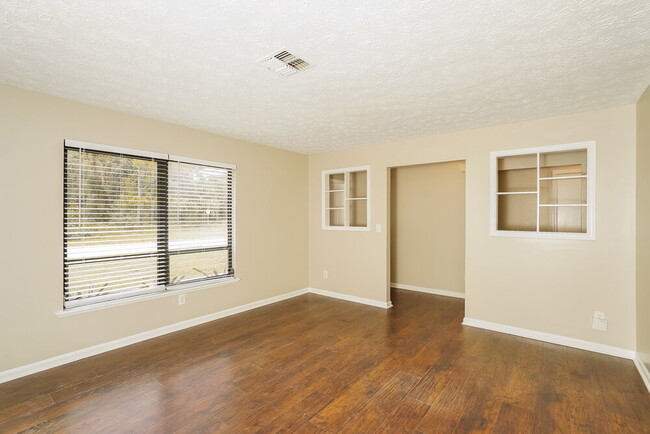 Photo - 452 SW Sansom Ln