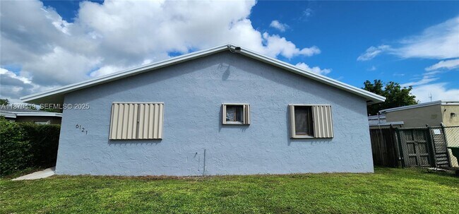 Building Photo - 6121 SW 39th St Unit S