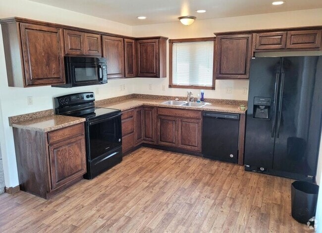 Building Photo - 2 Bedroom 1 Bathroom For Rent In Evansvill... Rental