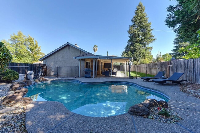 Building Photo - 5014 Linenfold Ct Unit 1 Master