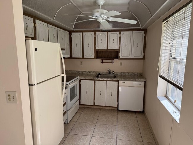 Building Photo - 390 Burgundy I