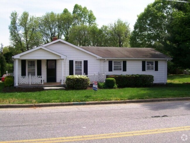 Building Photo - Now Available 3 Bedroom/2 Bath Greensboro ... Rental