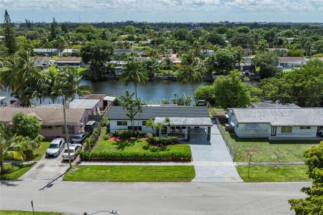 Photo - 390 NW 40th St