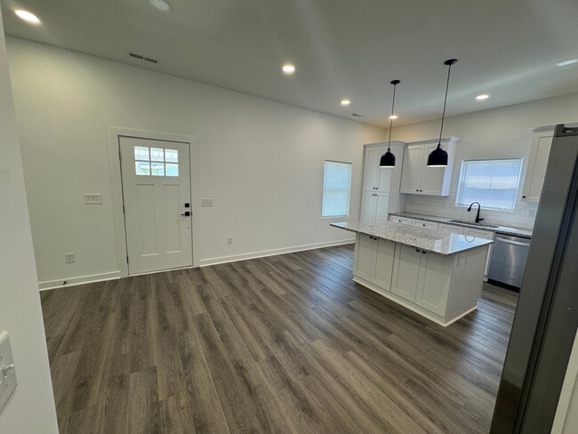 Photo - 331 E Lowrance Ave
