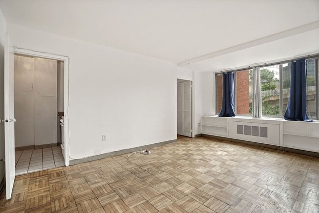 Building Photo - Charming & Bright Studio at River Place North