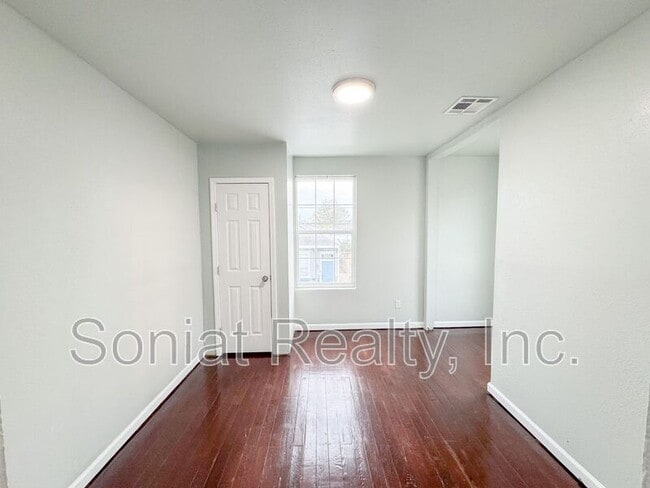 Photo - 3433 Lasalle St