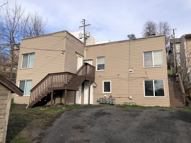 Building Photo - 634 NE Gray Ln Unit 2