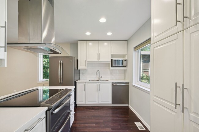 Reston-Renovated 3 BR / 2 BA / 2 1/2 BA En... - Reston-Renovated 3 BR / 2 BA / 2 1/2 BA En... House