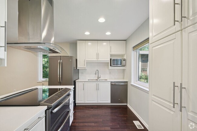 Building Photo - Reston-Renovated 3 BR / 2 BA / 2 1/2 BA En... Rental