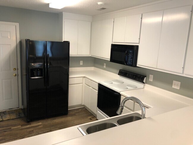 Photo - 3 bedroom home in Madison! Fenced in yard!