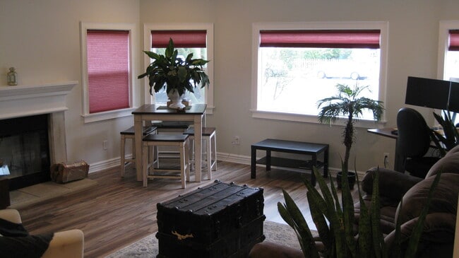 Photo - 7826 Mason Ave