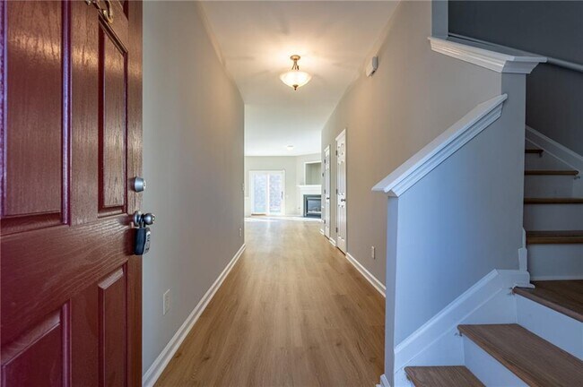 Photo - 2245 Leicester Way SE