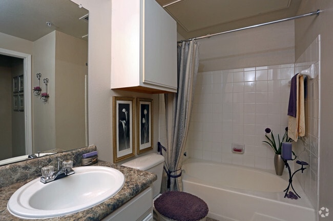 575sf_One Bedroom_Bathroom