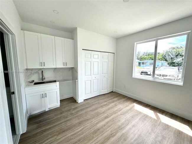 Building Photo - 2931 NW 57th St Unit A