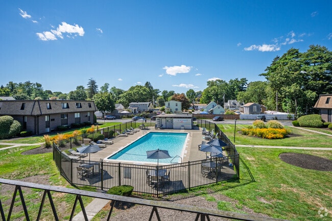 1BR, 1BA - 750SF - Balcony