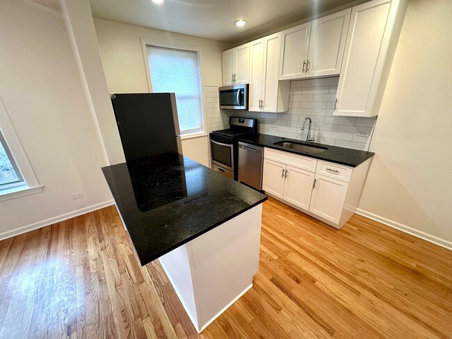 Building Photo - 6708 N Hermitage Ave Unit 1