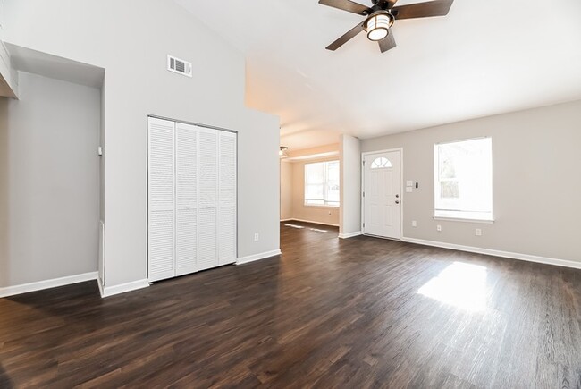 Photo - 101 Tweed Ct